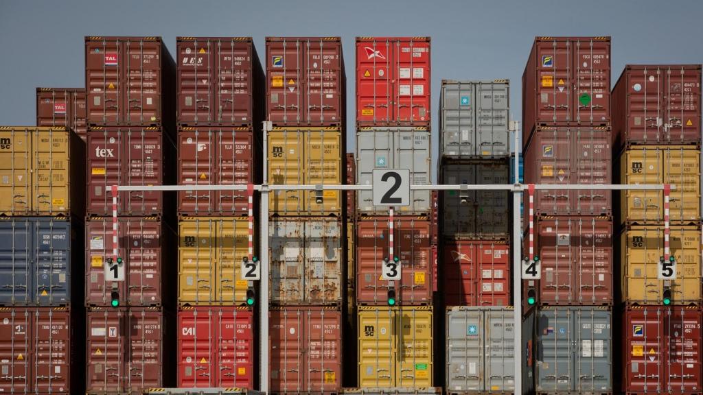 Contenedores de mercancías en el muelle de descarga del Puerto de Barcelona.