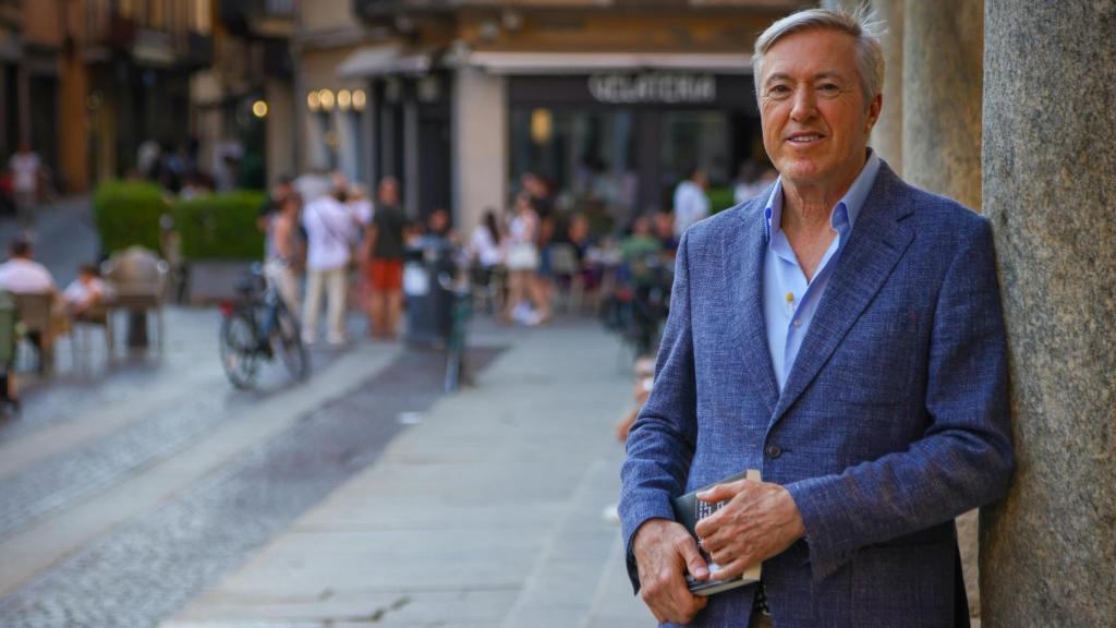 Alejandro G. Roemmers posando con su libro en la plaza principal de Cremona. Foto: Javier Ocaña