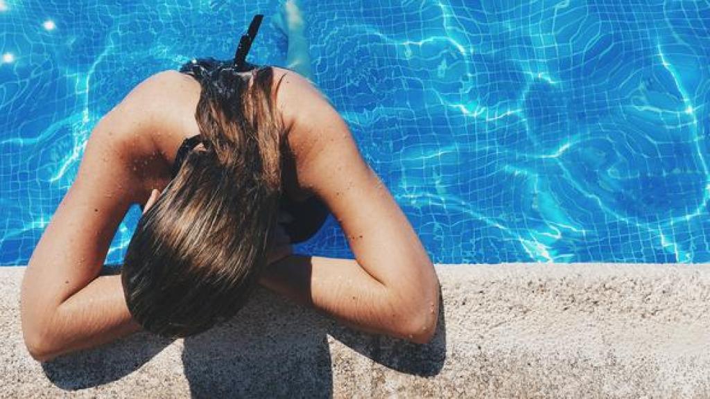 Mujer en la piscina.
