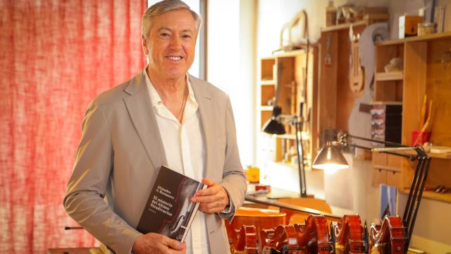 Alejandro G. Roemmers posando con su libro en la Casa Antonio Stradivarius. Foto: Javier Ocaña