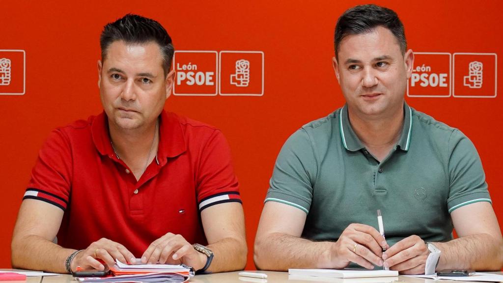 El secretario de Organización del PSOE de Castilla y León, Daniel de la Rosa, y el secretario general del PSOE de León, Javier Alfonso Cendón, durante la reunión de este miércoles en la capital leonesa
