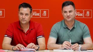 El secretario de Organización del PSOE de Castilla y León, Daniel de la Rosa, y el secretario general del PSOE de León, Javier Alfonso Cendón, durante la reunión de este miércoles en la capital leonesa