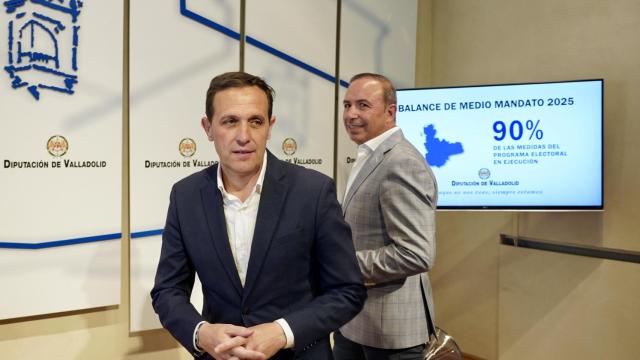 El presidente de la Diputación de Valladolid, Conrado Íscar (i), al inicio de una rueda de prensa para hacer balance de su mandato