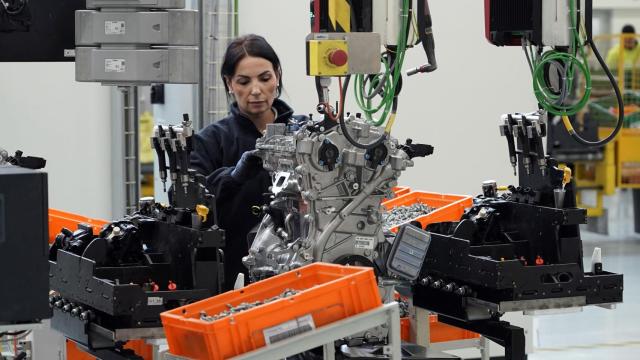 Una trabajadora de la planta de motores de Horse en Valladolid