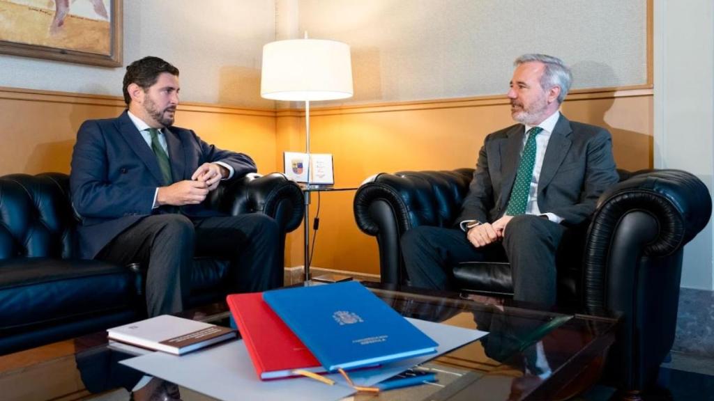 Alejandro Nolasco (Vox) y Jorge Azcón, en el despacho del presidente