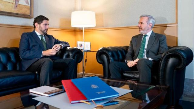 Alejandro Nolasco (Vox) y Jorge Azcón, en el despacho del presidente