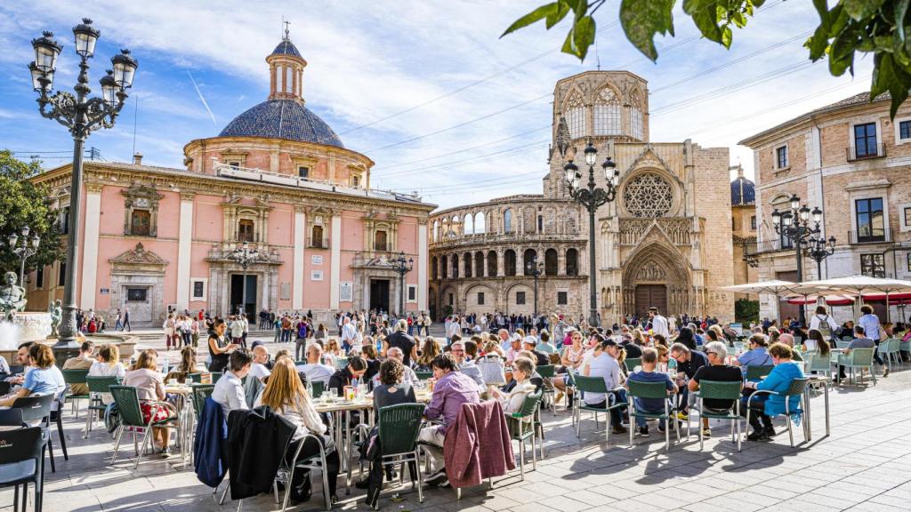 Una terraza de la plaza de la Virgen de Valencia.