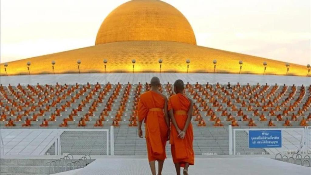 Monjes budistas en el templo Dhammakaya de Pathum Thani, Tailandia.