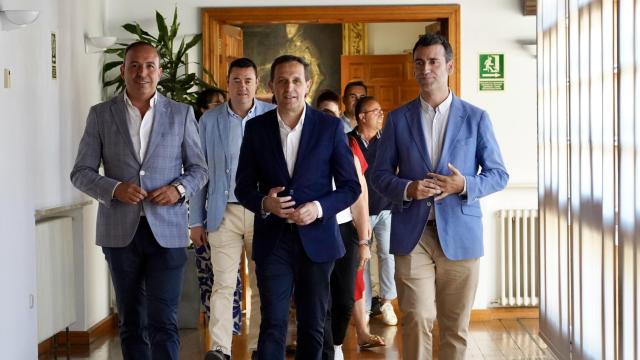 El presidente de la Diputación de Valladolid, Conrado Íscar (c), a su llegada a una rueda de prensa para hacer balance de los dos primeros años de mandato al frente de la institución provincial