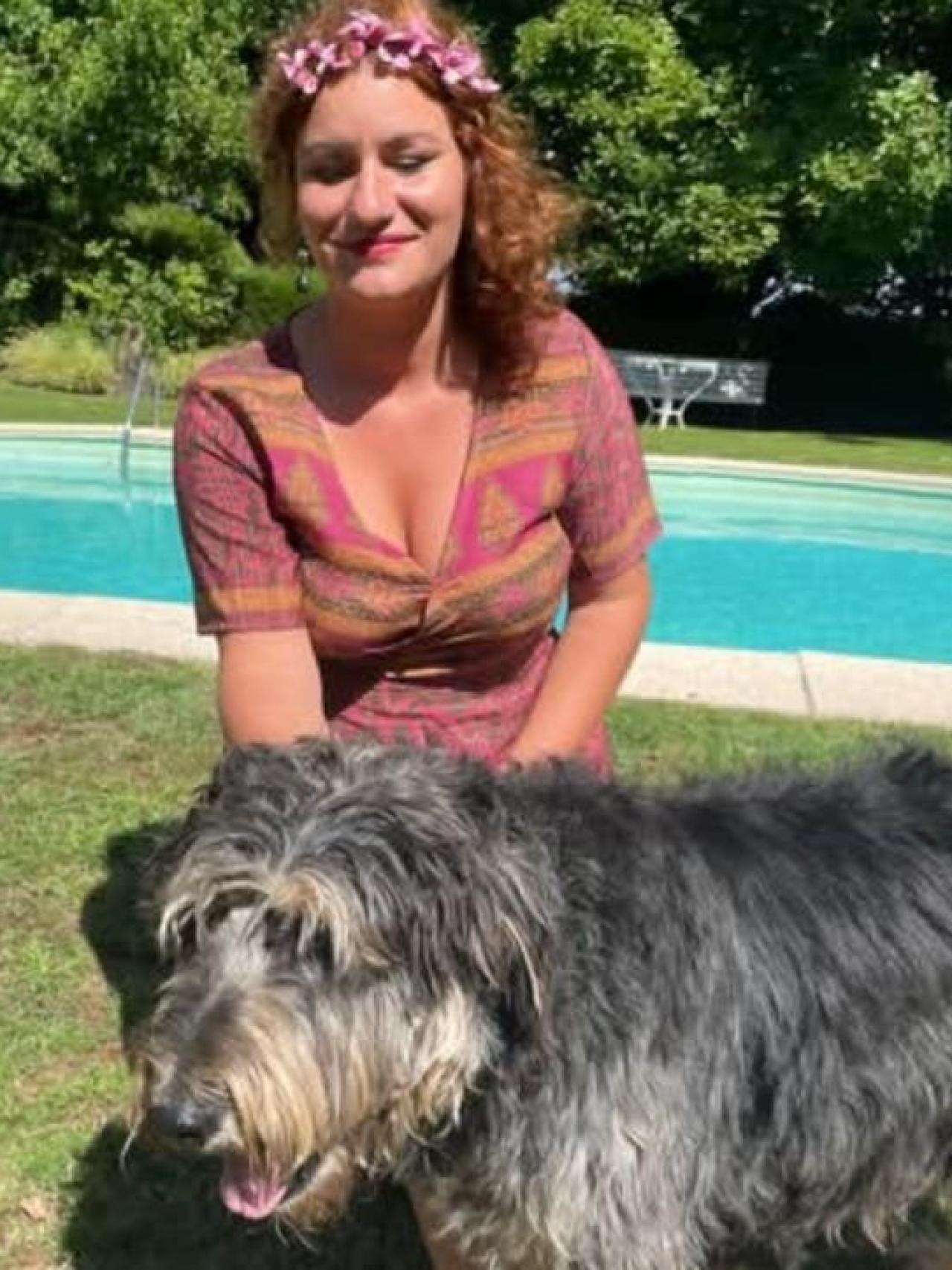 Mariana García y uno de sus perros.