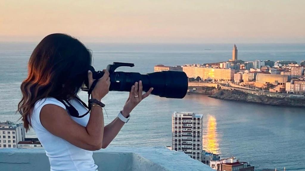 Carmen Martínez Torrón fotografiando A Coruña.