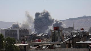 Una columna de humo tras los ataques al Ministerio de Defensa de Siria en Damasco.