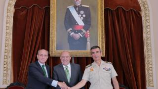 El alcalde de Valladolid, Jesús Julio Carnero, el director de la Fundación Iberdrola España, Ramón Castresana, y el coronel director de la Academia de Caballería, Francisco Javier López Villar