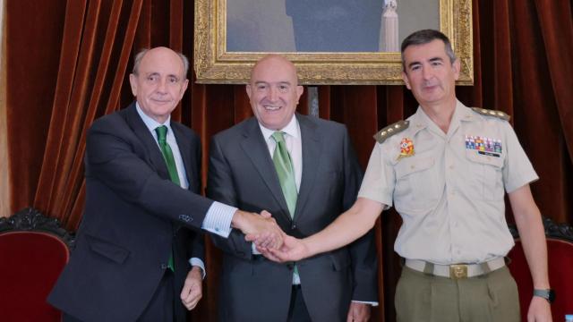 El alcalde de Valladolid, Jesús Julio Carnero, el director de la Fundación Iberdrola España, Ramón Castresana, y el coronel director de la Academia de Caballería, Francisco Javier López Villar