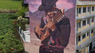 El Mejor Mural del Mundo por Street Art Cities: 'O charanguista andino', realizado por Cristóbal Persona en la 2ª edición del 'Perla Mural Fest'