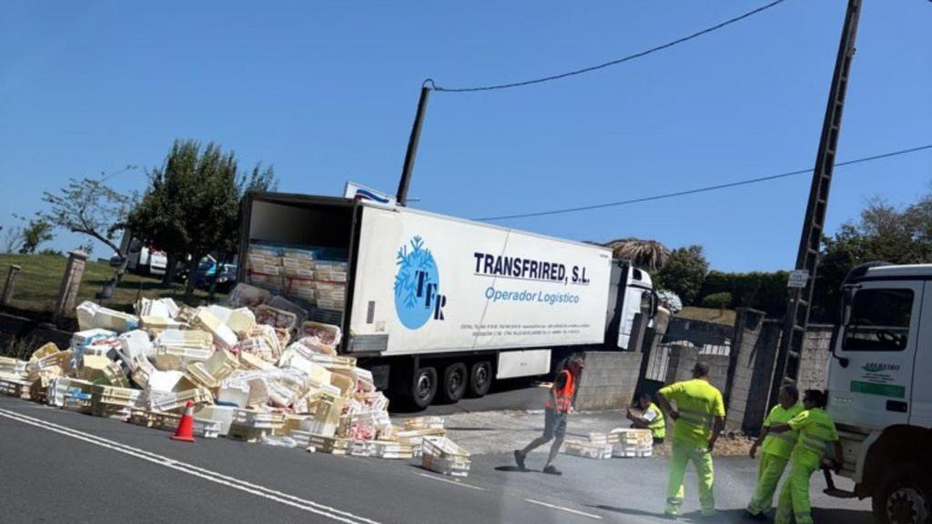 Camión pierde su carga en Lañas, Arteixo