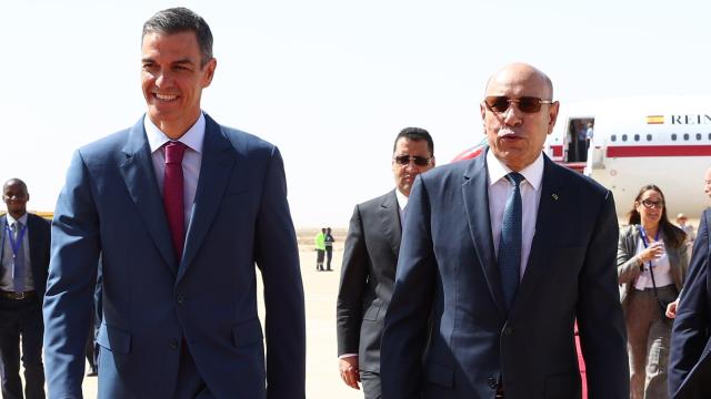 Pedro Sánchez, junto al presidente de Mauritania, Mohamed Cheikh El Ghazouani, a su llegada al aeropuerto de Nouakchot.