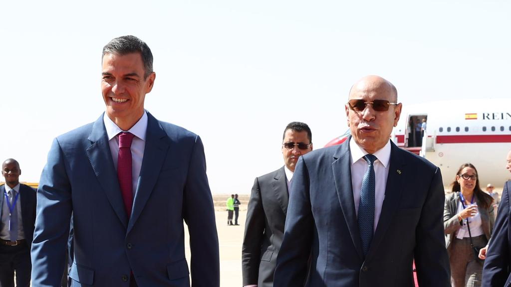 Pedro Sánchez, junto al presidente de Mauritania, Mohamed Cheikh El Ghazouani, a su llegada al aeropuerto de Nouakchot.