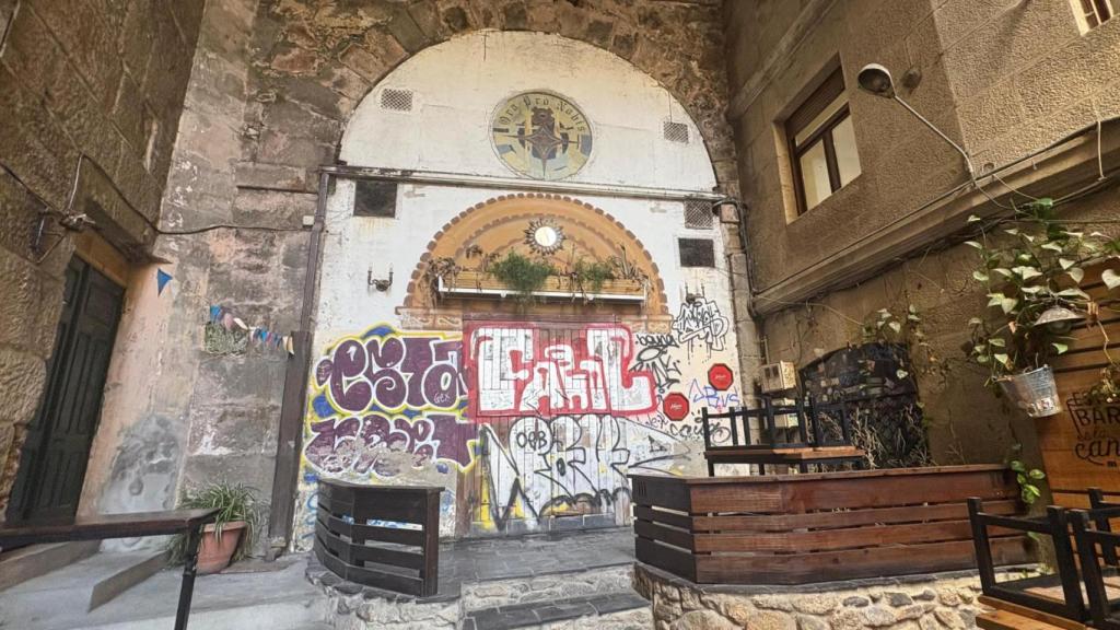 Acceso en la calle de Joaquín Nogueira Alonso.