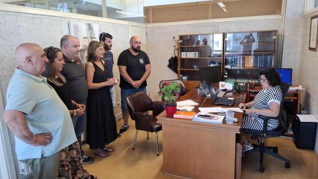 Momento en que el grupo popular de Forcarei y el exconcejal socialista Rafael Fiestras registran la moción de censura en el Ayuntamiento