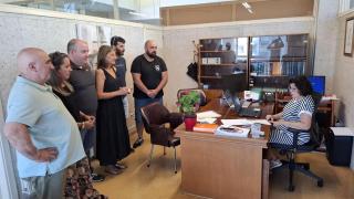 Momento en que el grupo popular de Forcarei y el exconcejal socialista Rafael Fiestras registran la moción de censura en el Ayuntamiento