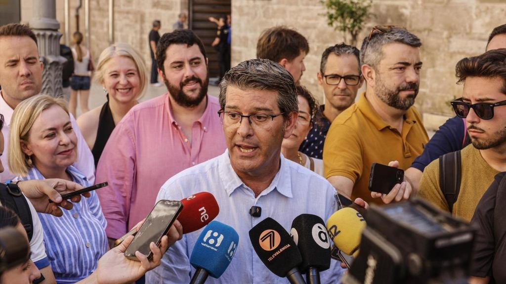 Jorge Rodríguez y miembros de Unión Municipalista, este miércoles en Les Corts. Rober Solsona / EP