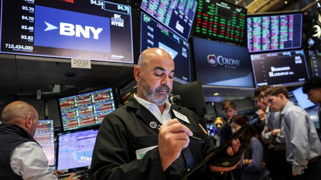 Varios operadores trabajan en la Bolsa de Nueva York.