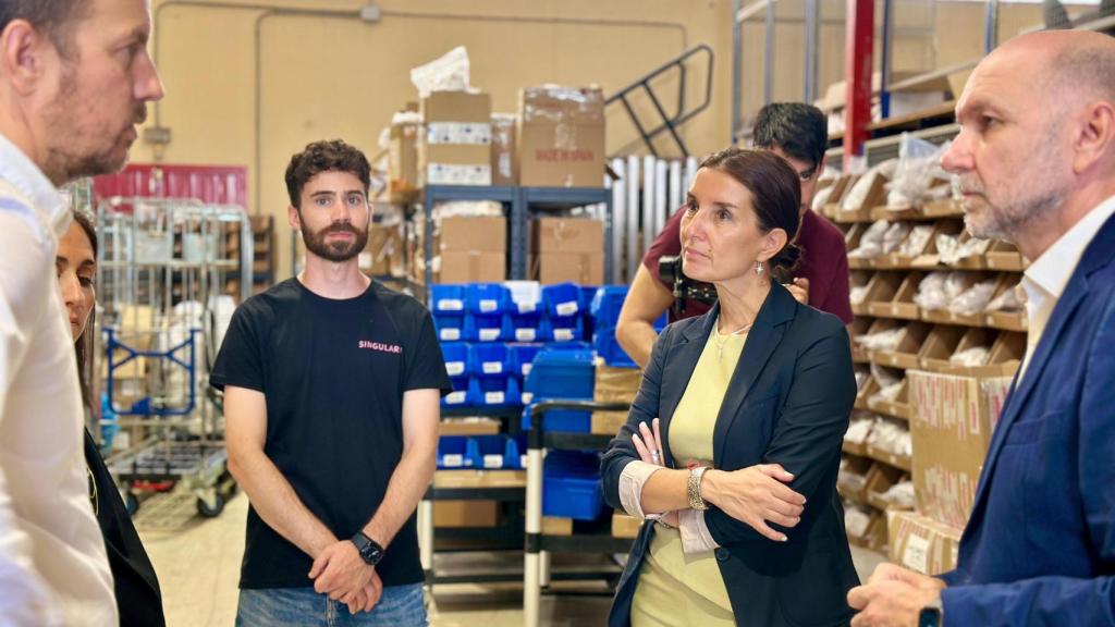 La consellera de Hacienda, Ruth Merino durante su visita a los almacenes de Singularu. GVA