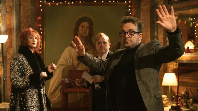 Nacho Vigalondo en el rodaje de 'Superestar'. Al fondo, Ingrid García-Jonsson en el papel de Tamara y Carlos Areces como Paco Porras. Foto: Carla Oset