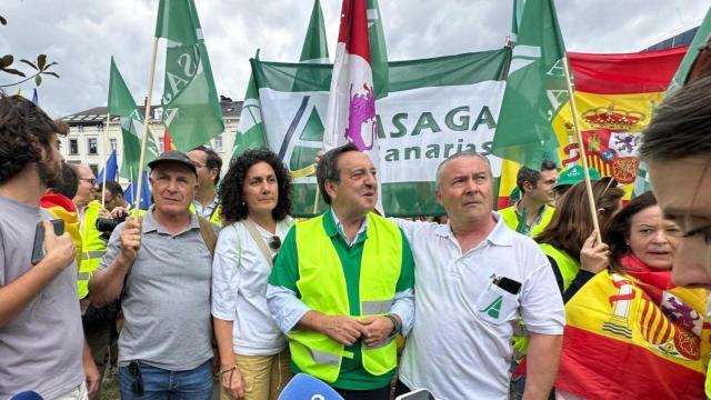 Donaciano Dujo (d), presidente de Asaja Castilla y León, durante una protesta en Bruselas