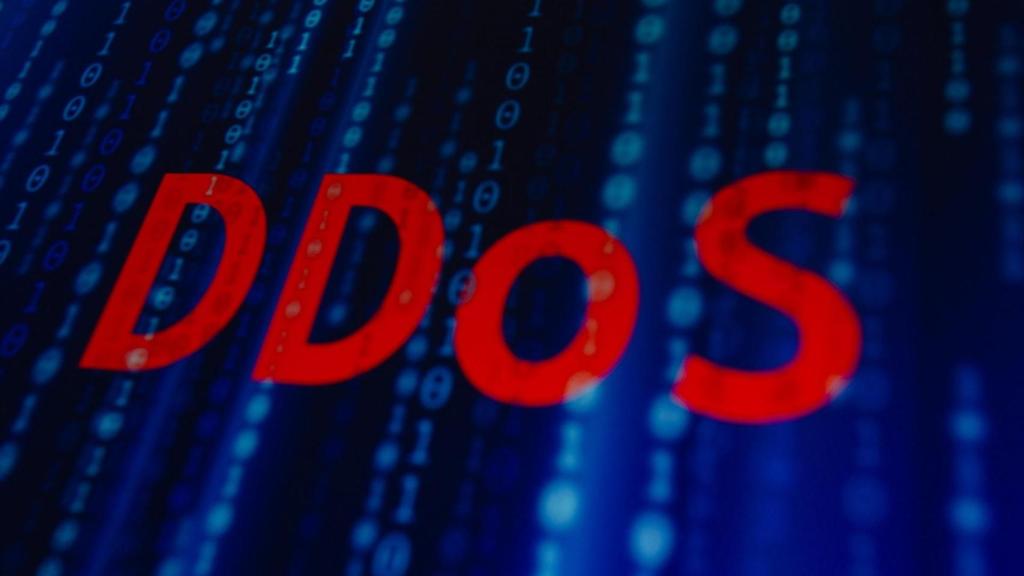 La abreviatura DDoS (Denegación de Servicio Distribuida) y dígitos de código binario se muestran en una pantalla.