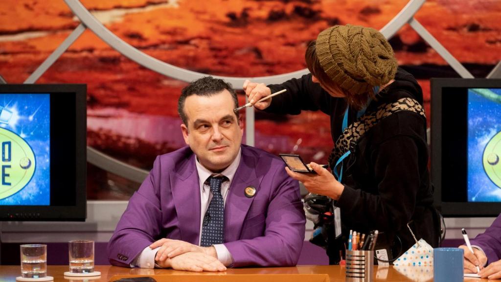 Nacho Vigalondo como trasunto del presentador de 'Crónicas marcianas', Javier Sardá. Foto: Carla Oset