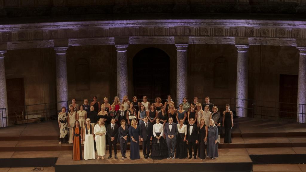 Foto de familia tomada durante la gran Alfombra de la Cultura y el Liderazgo Femenino en La Alhambra de Granada.