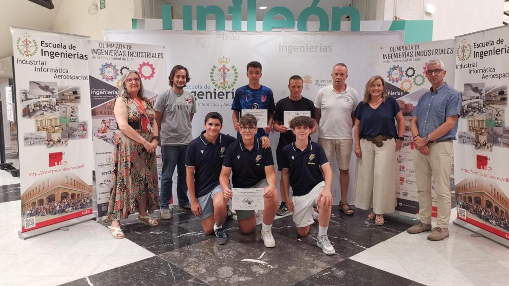 Los equipos con sus tutores y los organizadores de las Olimpiadas en la ULE