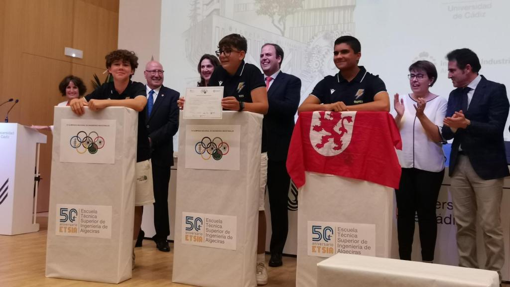 Equipo 'Ingenieros Caribeños', formado por: Oliver Tejedor, Víctor Miguélez y Miguel Ángel Prieto del Colegio Jesuitas León, recogiendo el primer premio categoría ESO