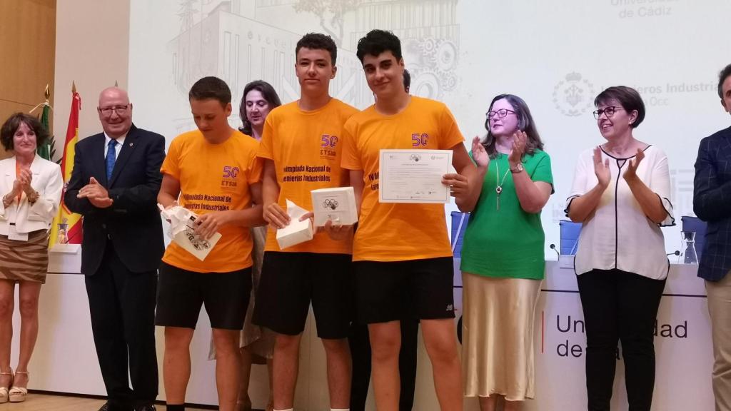 Equipo 'Los Gripadores': Oliver López, Julián Ramos y Hugo Flórez, del IES Juan del Enzina, recogiendo el segundo premio categoría Bachillerato