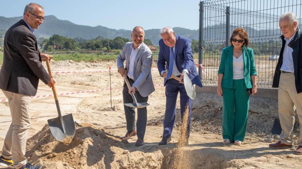 Delta Vigo pone la primera piedra de su nueva factoría que construirá en Porto do Molle