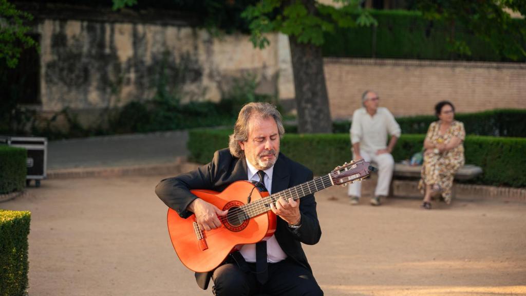Antonio Andrade, a la guitarra.