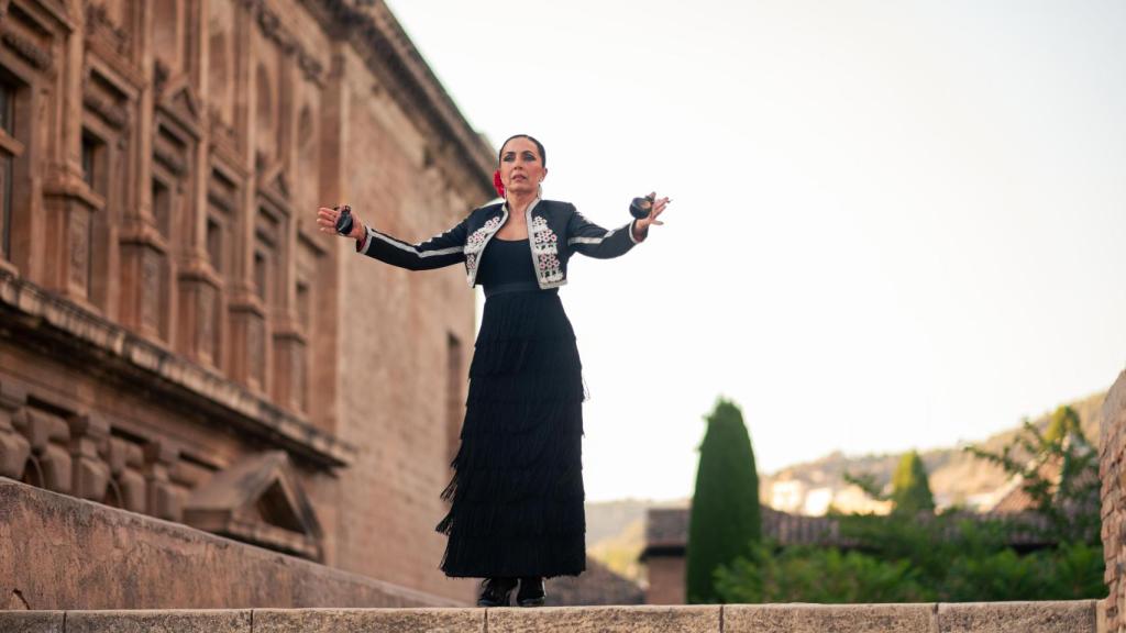 Úrsula Moreno frente al Palacio de Carlos V.