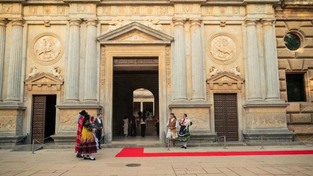 Exhibición de trajes regionales frente al edificio.