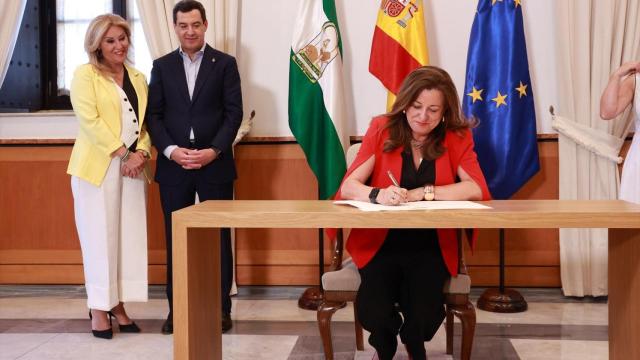 La consejera de Educación firma el acuerdo ante el presidente de la Junta y la consejera de Economía.