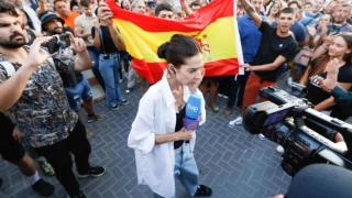 Manifestantes intentan boicotear el directo de la periodista de TVE, Esther Yáñez, este martes en Torre Pacheco.