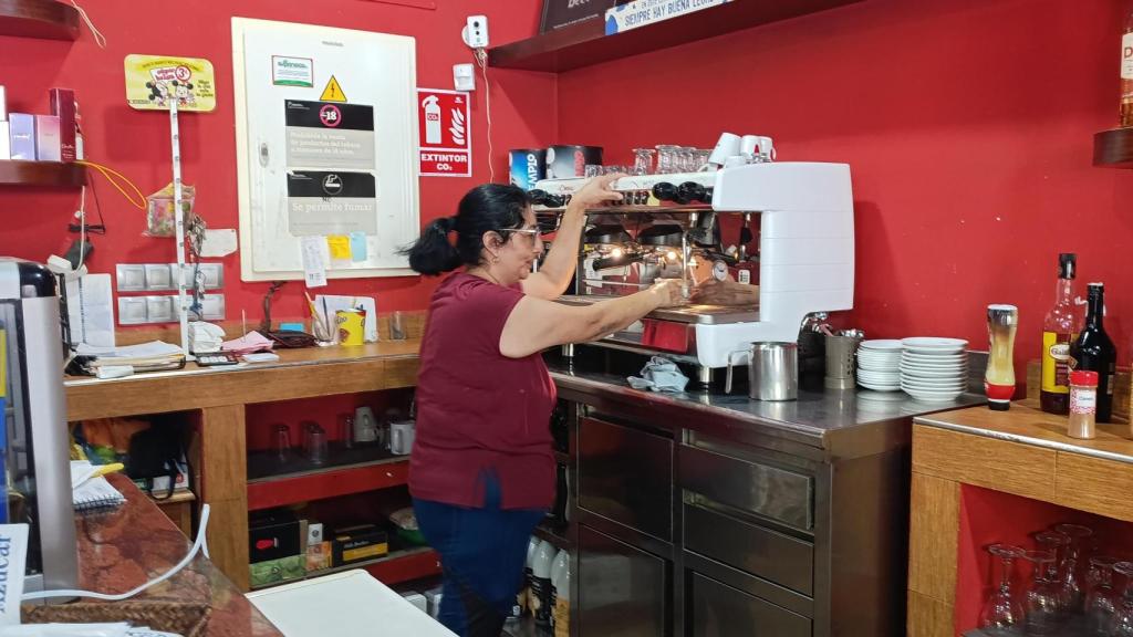 Nely, sirviendo un café en su establecimiento.
