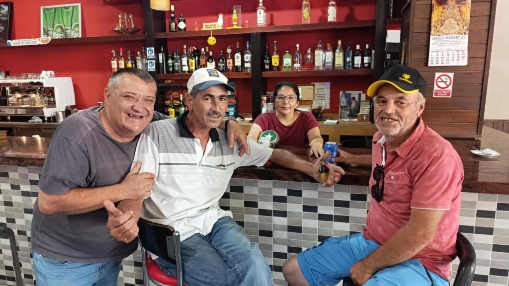 Nely posa con tres clientes, españoles y marroquíes, en su cafetería: La Esencia.