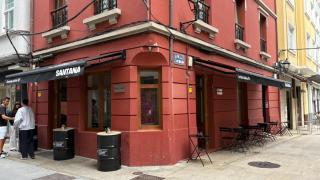 Abre Santana Bar en A Coruña: un rincón tranquilo con bebida y picoteo que compartir con amigos