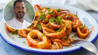 Joseba Arguiñano, junto a un plato de calamares.