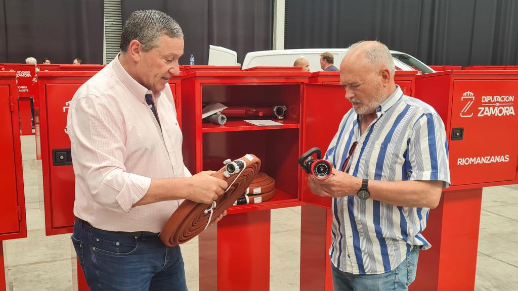 Entrega de los nuevos armarios de intervención rápida contra incendios