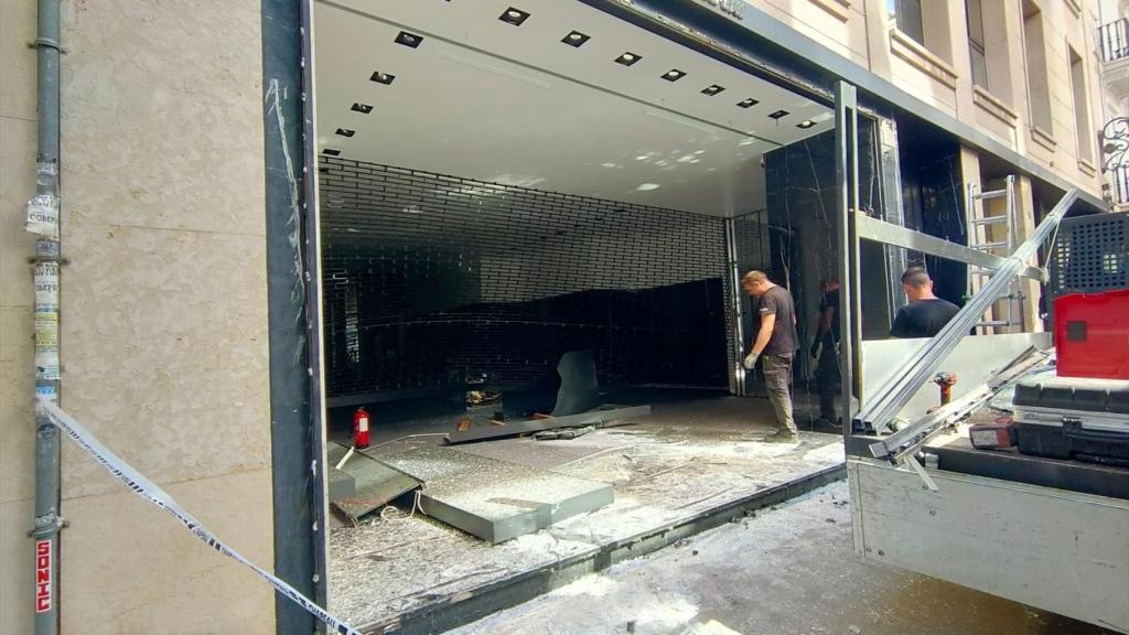 Escaparate de la tienda asaltada en el centro de Valencia. Europa Press