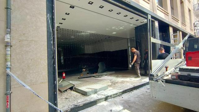 Escaparate de la tienda asaltada en el centro de Valencia. Europa Press
