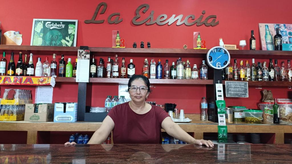 Nely, propietaria de la cafetería La Esencia, durante la entrevista con EL ESPAÑOL.
